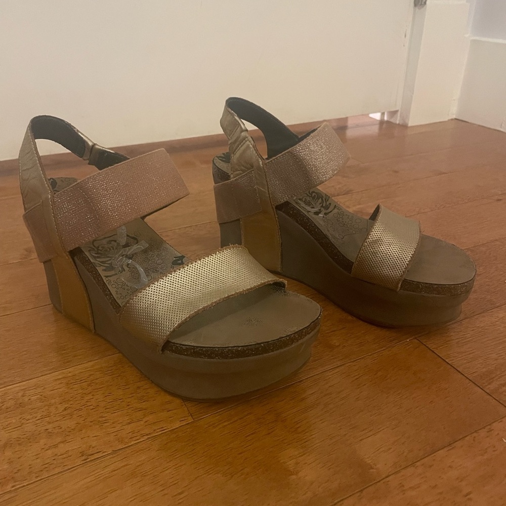 OTBT Bushnell new bronze wedge sandals size 8